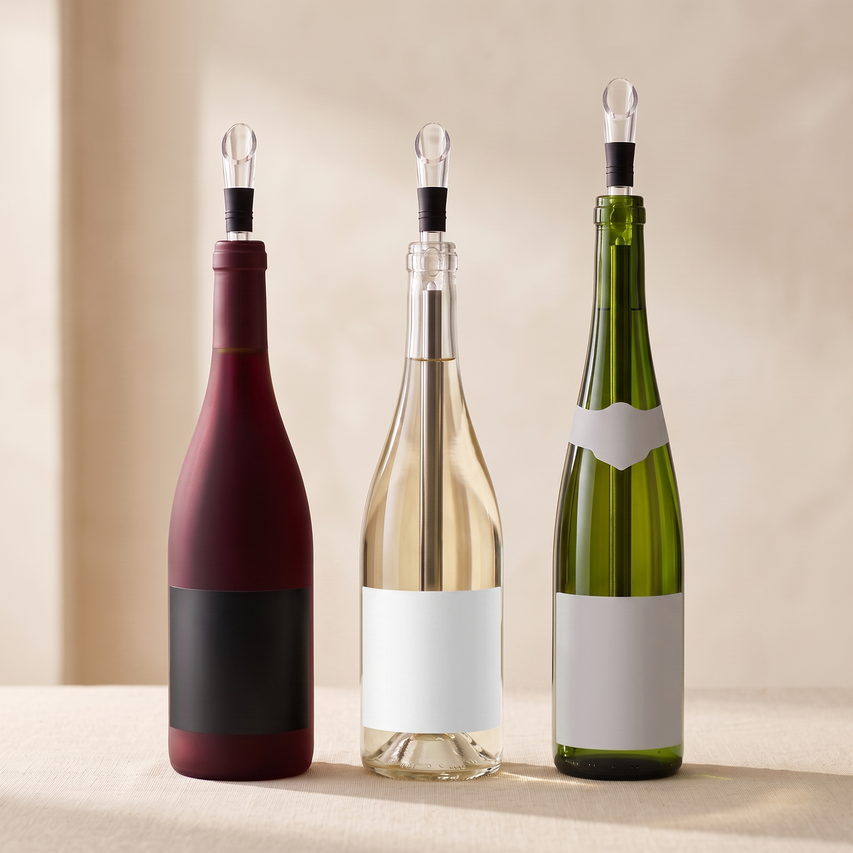Trois bouteilles de vin avec le rafraîchisseur LoVino : compatible avec toutes les bouteilles